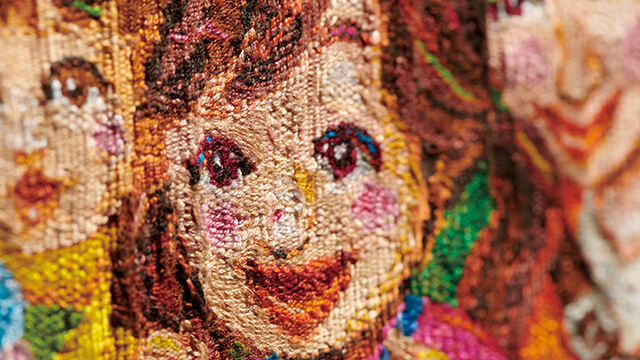 つづれ織りアート部分：笑顔の子ども